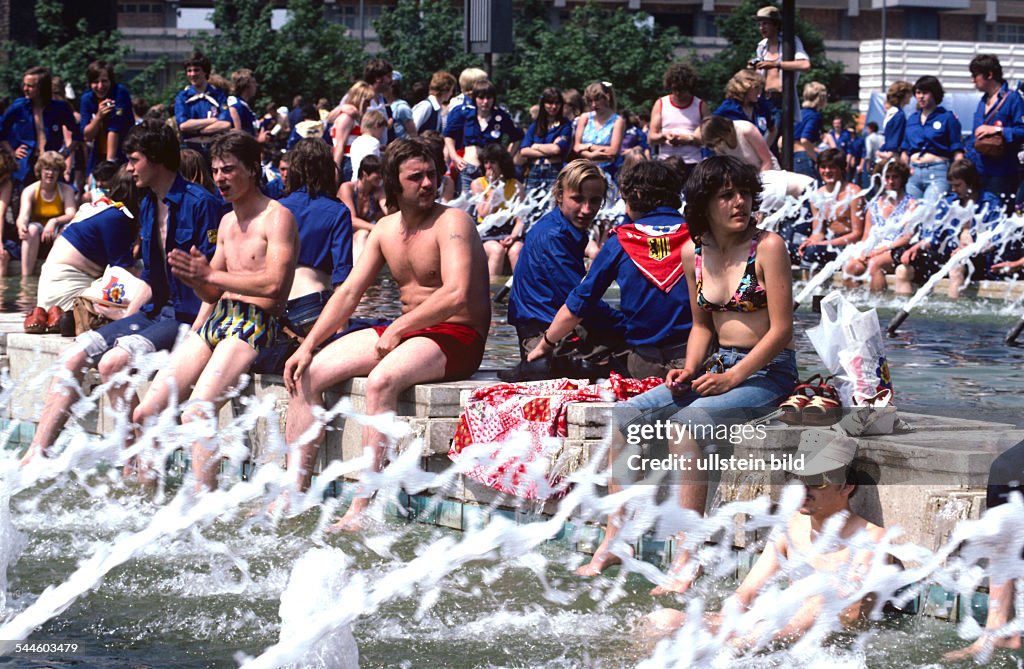 German Democratic Republic Bezirk Berlin (Ost-Berlin) East Berlin - National Youth Festival; young people at the fountain Wasserkaskaden at Alexanderplatz - 03.06.1979