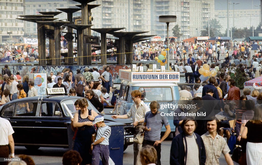 German Democratic Republic Bezirk Berlin (Ost-Berlin) East Berlin - solidarity bazar of the Berlin journalists at Alexanderplatz, in the background the fountain Brunnen der Voelkerfreundschaft