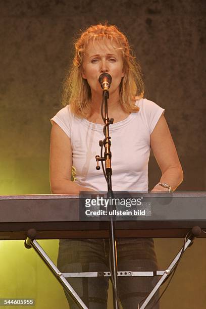 Ich + Ich; Musikgruppe, Rockmusik; D - Sängerin, Keyboarderin Annette Humpe beim Konzert Berlin, Waldbühne