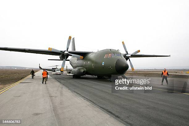 Kosovo, Transportmaschine der KFOR Friedenstruppen auf dem Flughafen Pristina