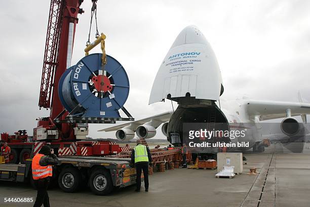 Deutschland, Flughafen Koeln / Bonn, Transportmaschine Antonov AN-255, Beladung der Maschine mit Kabelrollen, die nach Namibia geflogen werden-