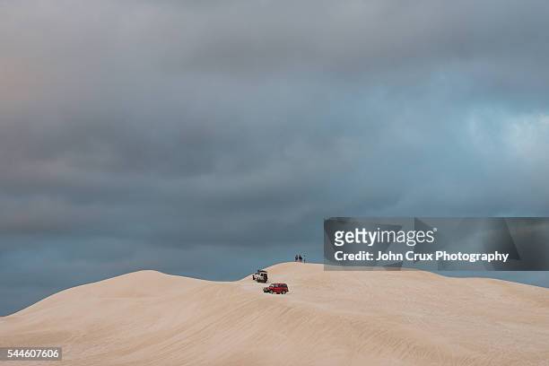 lancelin sand dune hills - autorallye stock-fotos und bilder