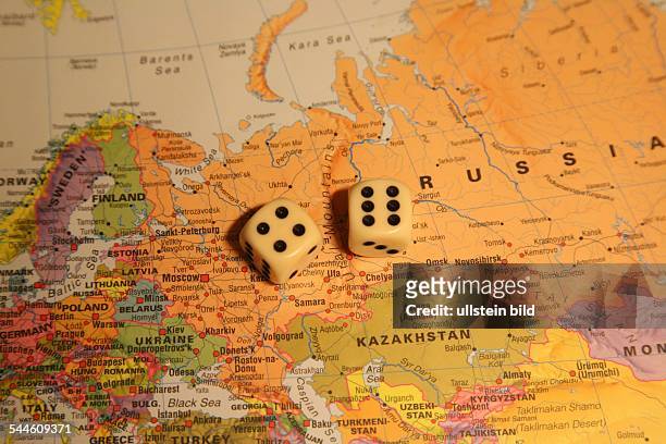 Symbol Russland, Wirtschaft, Politik, Würfel auf einer Landkarte