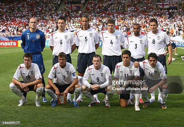 Sport / Fußball / Fussball / FIFA Weltmeisterschaft WM FIFA WM 2006, Achtelfinale in Stuttgart: England 0- Mannschaftsfoto England vor dem...