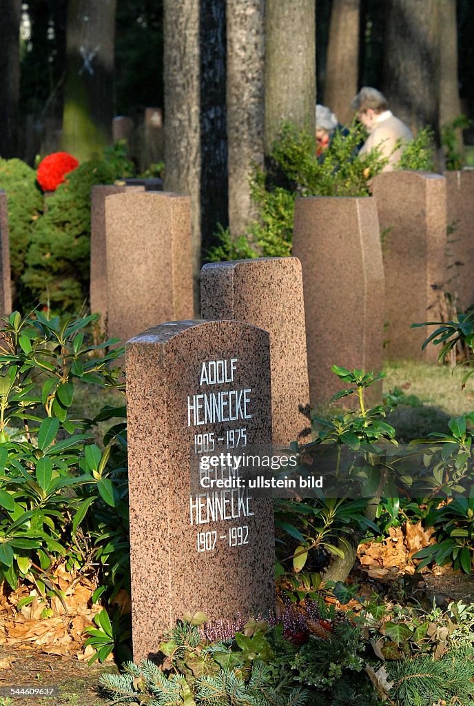 Deutschland, Berlin - Lichtenberg, Zentralfriedhof Friedrichsfelde, Grabstätte des Bergmanns und Aktivisten der DDR Adolf Hennecke