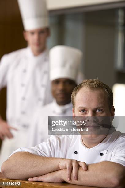 Daniel Otto - Koch, Gastron, D - Chefkoch im Restaurant Apples, Hamburg, Park-Hyatt-Hotel - im Hintergrund seine Mitarbeiter