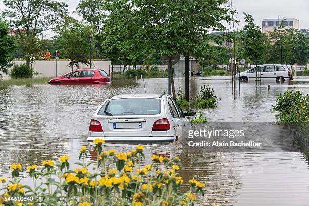 flood in town - flood stock-fotos und bilder