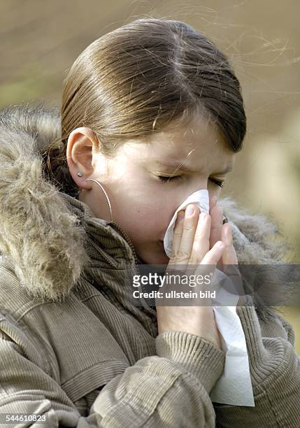 Deutschland - Maedchen putzt sich die Nase mit einem Papiertaschentuch