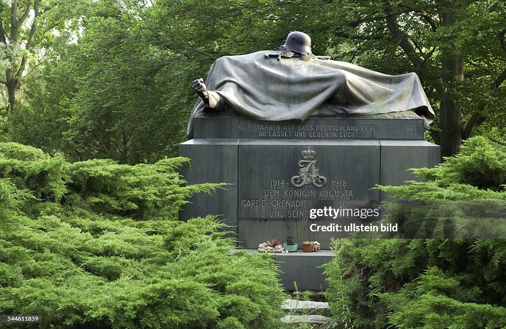 Friedhof am Columbiadamm, Denkmal fuer das Koenigin News Photo