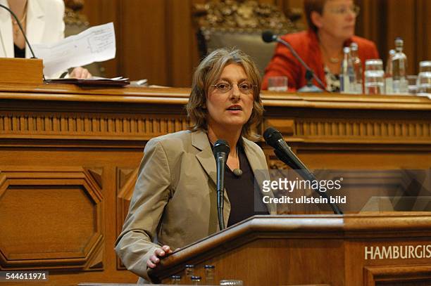 Britta Ernst - Mitglied der Hamburgischen Bürgerschaft, spricht vor dem Plenum der Bürgerschaft-