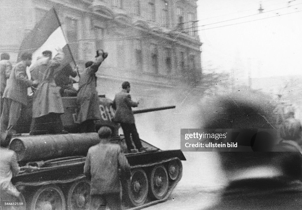 Ungarnaufstand: Freiheitskämpfer auf Panzer in Budapest