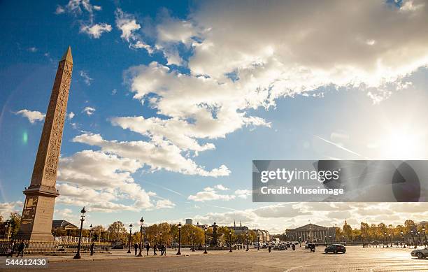 luxor obelisk at place de la concorde with sunset - obélisque de la concorde photos et images de collection