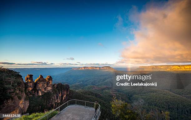 three sisters in blue mountains national park - blue mountains australia stock-fotos und bilder