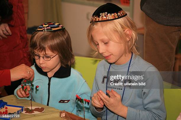 Deutschland , Berlin, Charlottenburg : Fest Tu Bishwat in der Jüdischen Schule am Spandauer Damm - Kinder basteln - -vorhanden