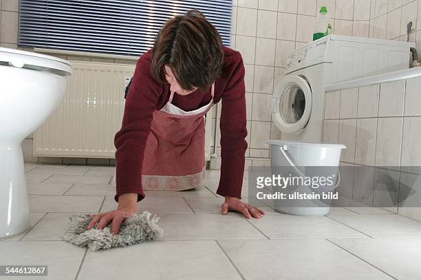 Deutschland, Symbol Hausarbeit, Hausfrau, Putzen, Putzfrau, illegale Putzhilfe, Frau beim Bodenwischen im Badezimmer-