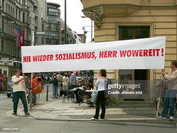 Deutschland, Berlin - Proteste durch Mitglieder der Jungen Union bei der Eröffnung der Bildergalerie zur Mauergeschichte am Checkpoint Charlie in der...
