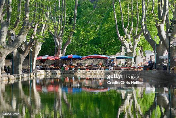 market day cucuron luberon provence - vaucluse stock pictures, royalty-free photos & images