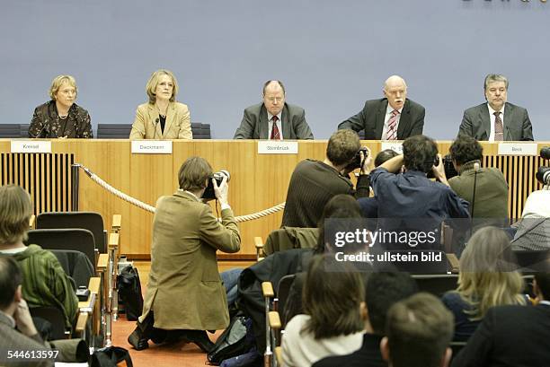 Deutschland, Berlin - Pressekonferenz der SPD zur Familienpolitik: v.l.n.r.: Nicolette Kressl, stellvertretende SPD-Vorsitzende, Baerbel Dieckmann,...