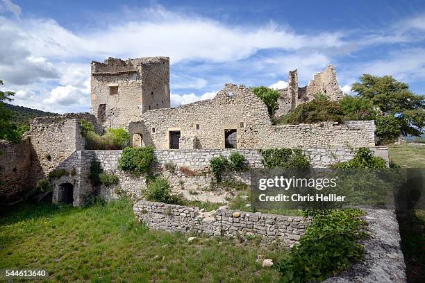 ruined castle peyruis provence - ruined photos et images de collection
