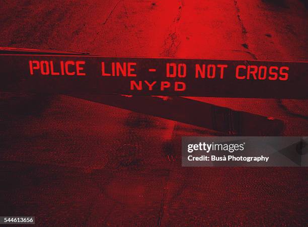 police line - do not cross nypd fence in the streets of new york city, usa - fbi agent stockfoto's en -beelden