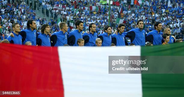 Gruppe E, Hannover: Italien 0- Nationalmannschaft Italien vor dem Spiel beim Abspielen der Nationalhymnen hinter der italienischen Nationalflagge,...