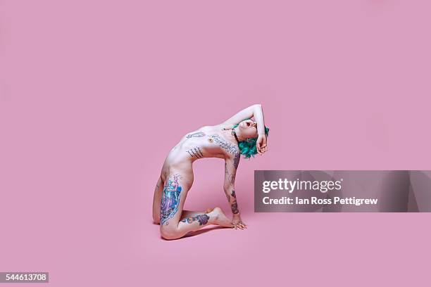nude model on pink background - shock collar stock pictures, royalty-free photos & images