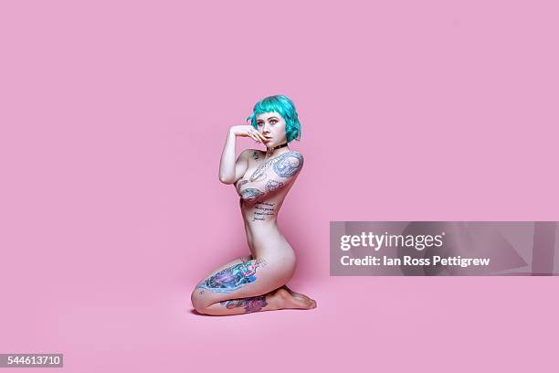 nude model on pink background - shock collar stock pictures, royalty-free photos & images
