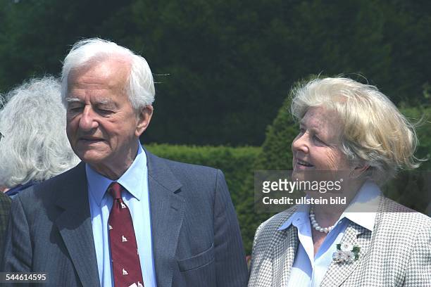 Weizsaecker, Richard von *-Politiker, DBuergermeister von Berlin 1981-1984Bundespraesident 1984-1994- mit seiner Ehefrau Marianne auf dem Gelaende...