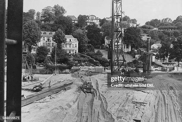 Deutschland, Hamburg Elbtunnel Baustelle am Elbufer in Övelgönne - Aushub der Baugrube für das Schildvortriebsverfahren unter dem Elbhang