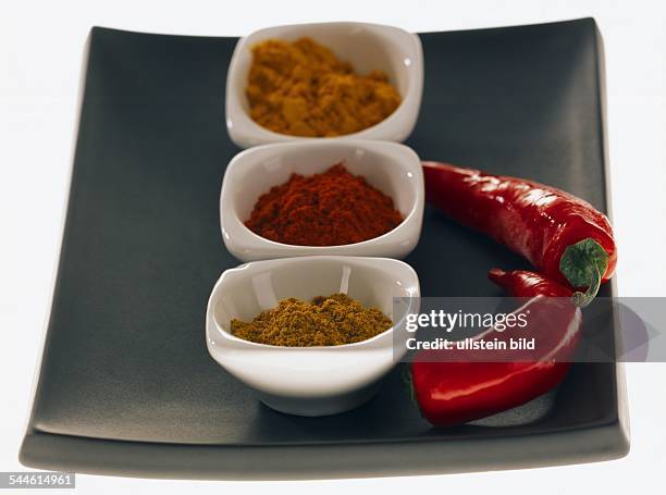 Diverse Gewuerze; Curry, Kurkuma, Chillischoten, Chillipulver