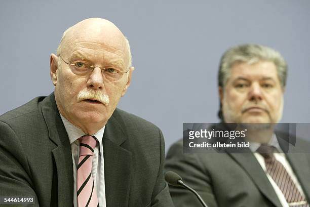 Peter Struck - Politiker, SPD, D - Vorsitzender der SPD-Bundestagsfraktion, im Hintergrund Kurt Beck, Vorsitzender der SPD