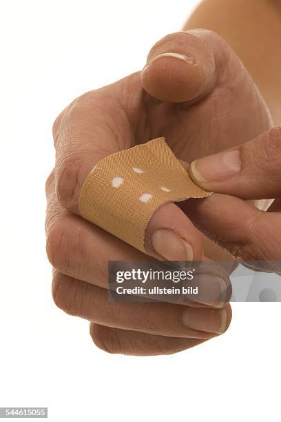 Medizin, Pflaster am Finger News Photo - Getty Images