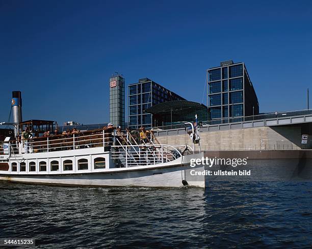 Deutschland, Berlin Tiergarten: Blick über die Spree auf den Hauptbahnhof, im Vordergrund ein historischer Ausflugsdampfer.- Juli 2006