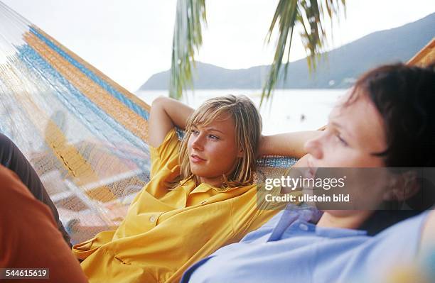 Karibik, Kleine Antillen, Martinique, junge Frauen liegen in der Hängematte am Strand- 2004