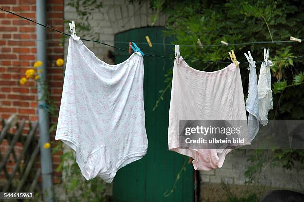Wäsche, Unterwäsche, altmodische Unterhosen hängen auf der Wäscheleine