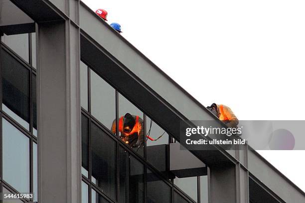 Deutschland, Berlin - Schweisser befestigen die Stahlbalken an der Aussenfassade der Hauptbahnhof nachdem sich die Stahltraeger durch den Orkan...