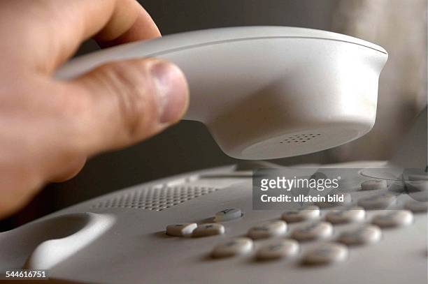 Telefon, Telefonieren, Abheben / Auflegen eines Telefonhoerers
