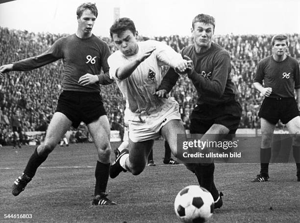 Fussball, 1. Bundesliga 1967-1968, Borussia Moenchengladbach gegen Hannover 96 5:1 im Stadion am Boekelberg- Spielszene, Kampf um den Ball: Foul an...