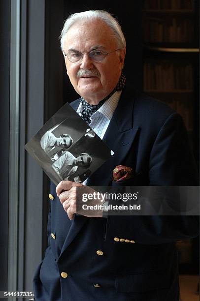 Gundlach - Fotograf, D - Gründungsdirektor für das "Haus der Photographie" in Hamburg - mit einem Selbstportrait in der Hand