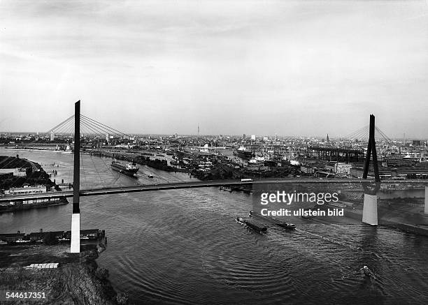 Deutschland, Hamburg Hafen: Koehlbrandbruecke und Hamburger Hafen - undatiert 1970er Jahre Fotografie: Hugo Schmidt-Luchs