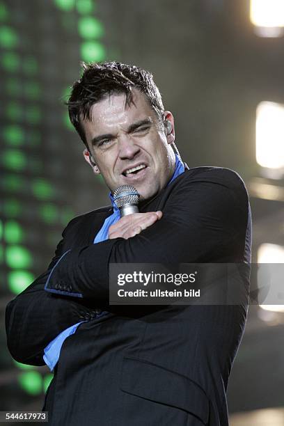 Robbie Williams; Saenger, Popmusik, Grossbritannien, Konzert auf der Jahnwiese am RheinEnergieStadion in Koeln 'Close Encounters'-Tour