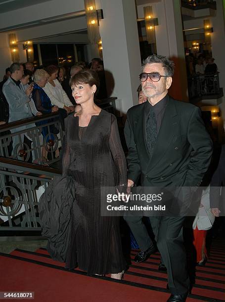 Angelica Domröse, Schauspielerin - kommt mit ihrem Mann, Schauspieler Hilmar Thate zur Verleihung der "Goldenen Henne" 2003 im Friedrichstadtpalast...