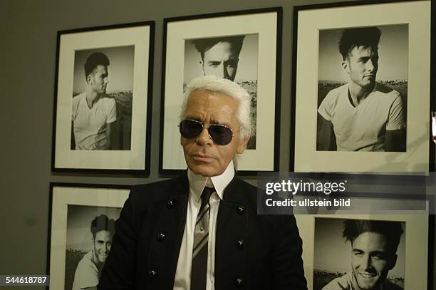 Lagerfeld, Karl *-Modedesigner, D- bei der Eroeffnung der Ausstellung "One man shown" bei c/o im alten Postfuhramt in Berlin vor Fotografien des...