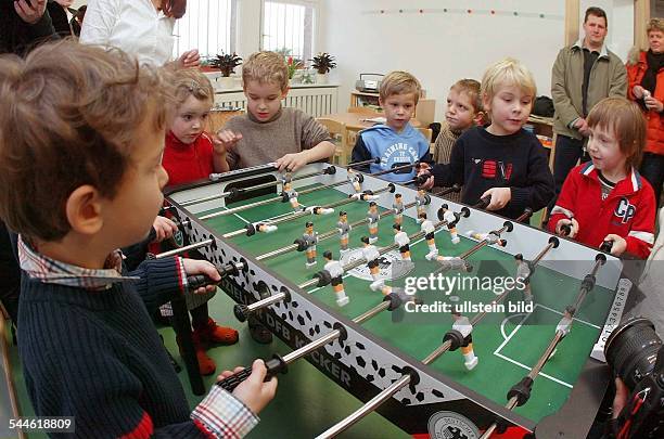 Deutschland, Berlin - Charlottenburg: Sport Kindertagesstätte am Olympiastadion; Kinder beim Tischfussball