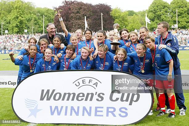 Deutschland, Brandenburg, Potsdam: UEFA Women's Cup Saison 2004/2005, Final-Rückspiel, FFC Turbine Potsdam-Djurgarden/Alvsjö 3:1 - die siegreiche...