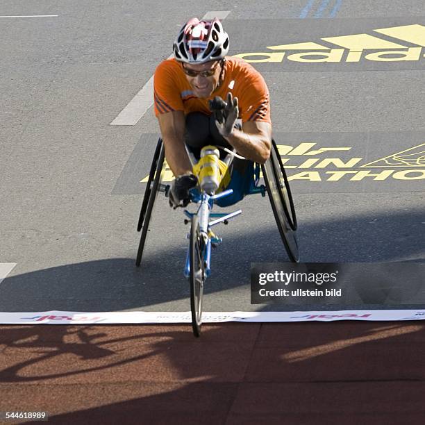 Berlin Marathon 2006 - Heinz Frei , Sieger der Rollstuhlfahrer, erreicht die Ziellinie