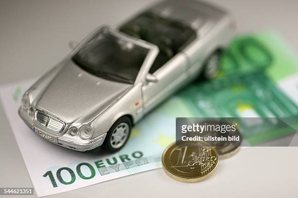 Symbol KFZ-Versicherung, Leasing, Autokauf, Modellauto und Euros