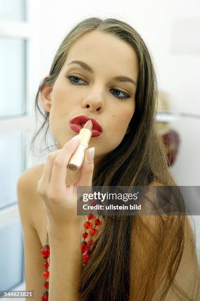 Kosmetik, Junge Frau mit Lippenstift
