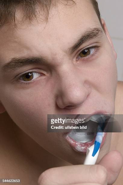 Zahnpflege, Junge beim Zaehneputzen