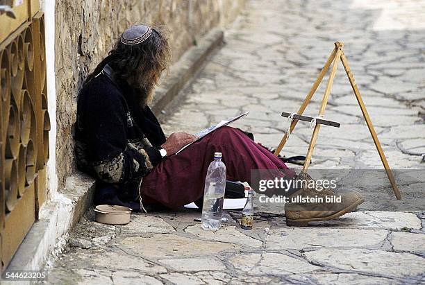 Israel, Akko: Jüdischer Straßenmaler mit Kippa.